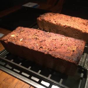 Jetzt piekse ich das Thermometer hinein oder klopfe an das Brot.