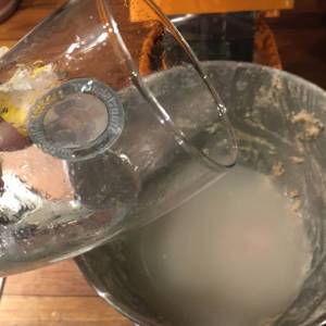 Hefe und warmes Wasser